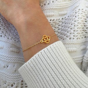 Gold Celtic bracelet, Eternity luck bracelet, Irish Celtic charm bracelet, Knot pendant bracelet, Elegant charm bracelet