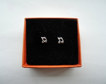 Delicados pendientes de plata con notas musicales: un regalo para los amantes de la música.