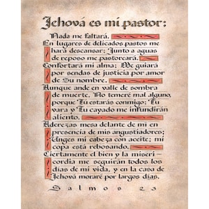 Może przedstawiać: Kaligraficzne dzieło sztuki na papierze w stylu pergaminu. Tekst, w języku hiszpańskim, pochodzi z Psalmu 23, z dekoracyjnymi czerwonymi akcentami. Pismo jest eleganckie, a ogólna estetyka jest vintage i duchowa.