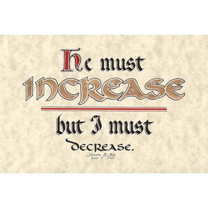 Puede incluir: Una obra de arte caligráfica sobre papel estilo pergamino. El texto dice "He must INCREASE but I must DECREASE" en letras ornamentadas. La palabra "He" es roja, "INCREASE" es dorada y el resto es negro. La referencia bíblica "John 3:30" está en la parte inferior.