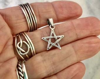 Pingente pequeno de pentagrama em prata de lei, joia minimalista de estrela Wicca.