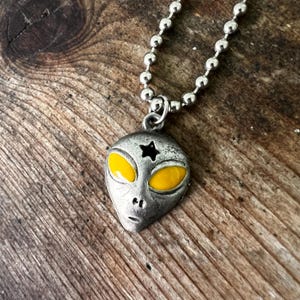 Vintage Zinn Alien Kopf Anhänger Halskette: Sci-Fi Halloween Schmuck