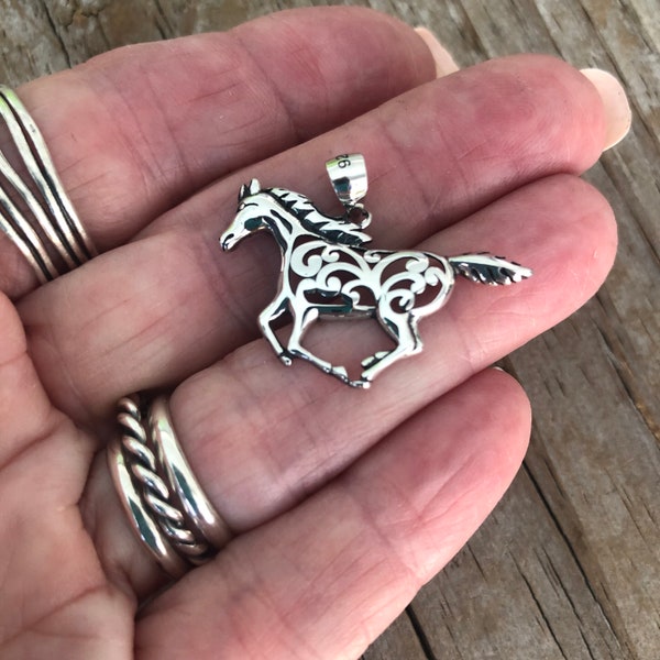 Pendentif cheval en argent sterling massif 925. Breloque cheval au galop, cheval celtique en argent, pendentif poney en argent