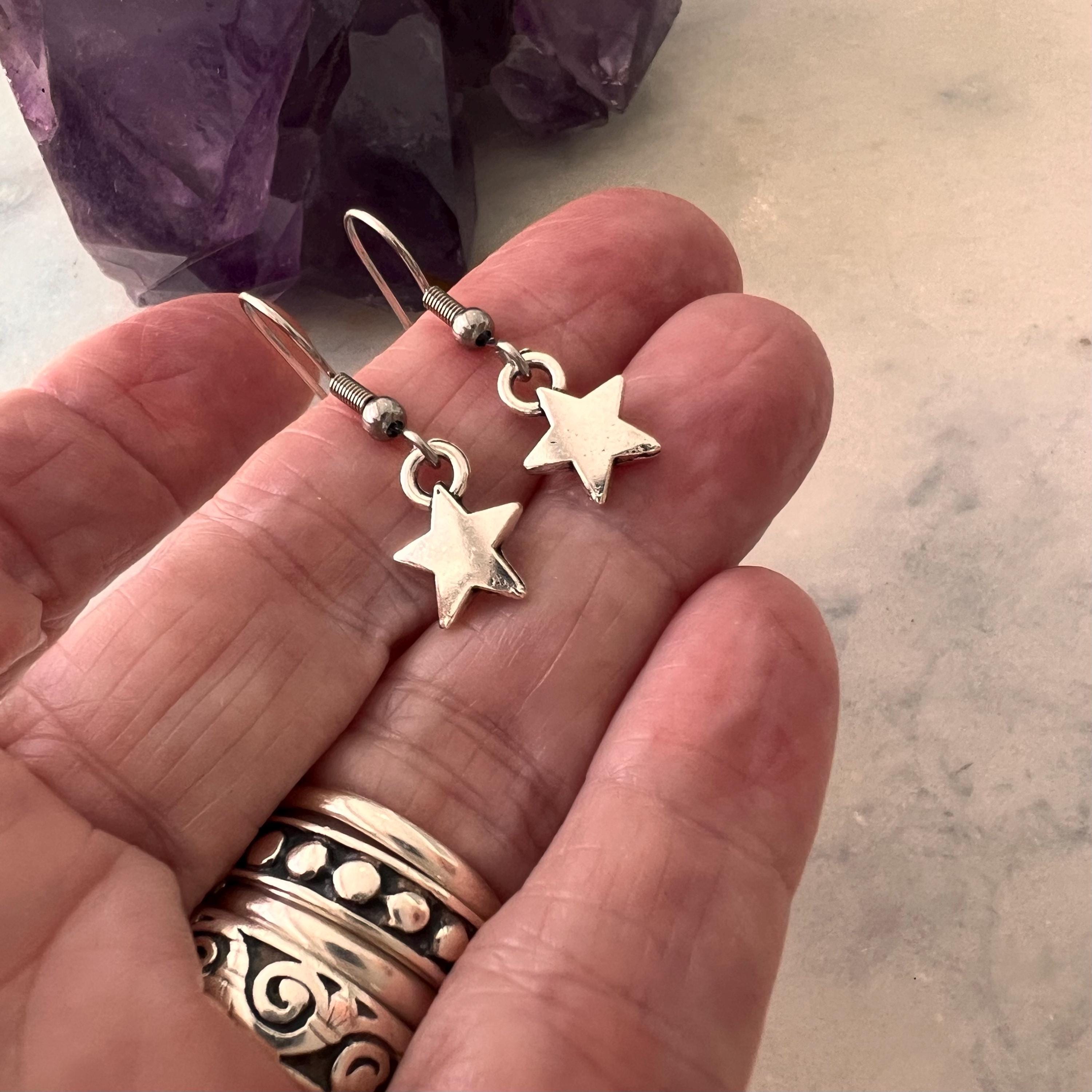 Orecchini Pendenti Mano Di Fatima LIKGREAT | Simbolo Malocchio Con Luna E Stella, In Acciaio Inossidabile, Dimensioni 2,9x2,3 Cm, Regalo Portafortuna Per Donna - 2