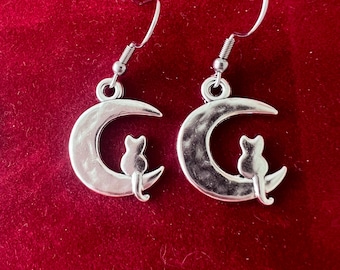 Pendientes colgantes de gato en la luna: Joyería felina para mascotas, ganchos de acero para las orejas