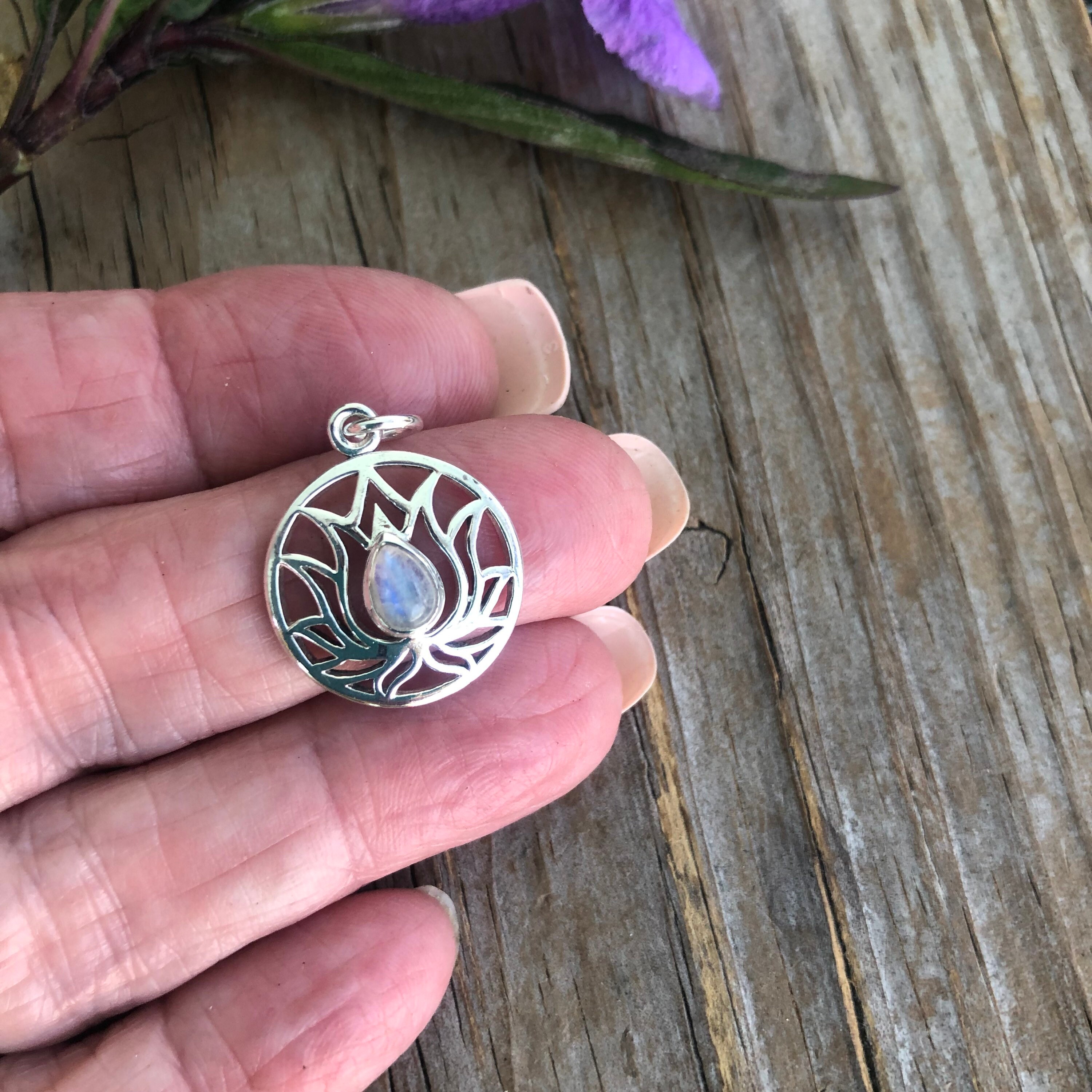 Collana OHAYOO Con Pietra Di Luna E Fiore Di Loto – Argento Sterling 925, Ciondolo 24,5x16 Mm, Catena 18+2 Pollici