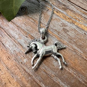 Handgefertigte Sterling Silber Einhorn Anhänger Halskette: Mythischer Charme