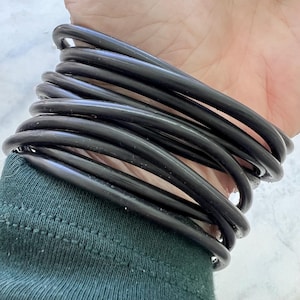 Schwarz Gummi O-Ring Armbänder: Vintage Punk Grunge Schmuck