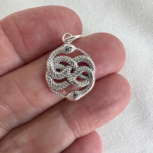 Schlangen Anhänger / Sterling Silber Doppel Schlange Halskette Charm / Zwilling Sternzeichen / Zwei ineinander verschlungene Schlangen Amulett
