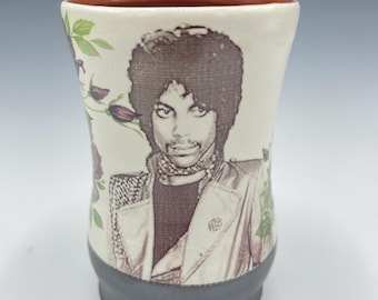 Taza de cerámica hecha a mano