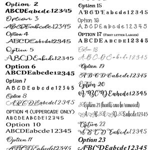 K&ouml;nnte beinhalten: Eine Auswahl von 25 Schriftarten f&uuml;r Gravuren, die jeweils das Alphabet und die Zahlen 12345 zeigen. Die Schriftarten variieren von fett bis kursiv, wobei einige Optionen nur Gro&szlig;buchstaben oder Herzen enthalten.