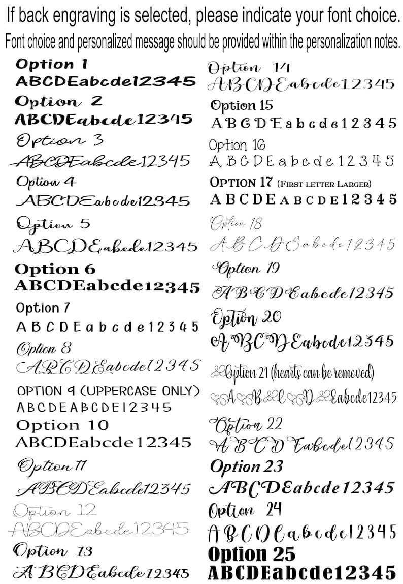 K&ouml;nnte beinhalten: Eine Auswahl von 25 Schriftarten f&uuml;r Gravuren, die jeweils das Alphabet und die Zahlen 12345 zeigen. Die Schriftarten variieren von fett bis kursiv, wobei einige Optionen nur Gro&szlig;buchstaben oder Herzen enthalten.