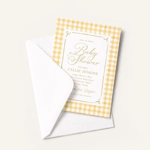 K&ouml;nnte beinhalten: Eine Babyparty-Einladung mit gelbem Vichy-Rand und eleganter goldener Schrift. Die Einladung befindet sich in einem wei&szlig;en Umschlag. Der Text lautet "Join us for a Baby Shower" und Details f&uuml;r Callies Party.
