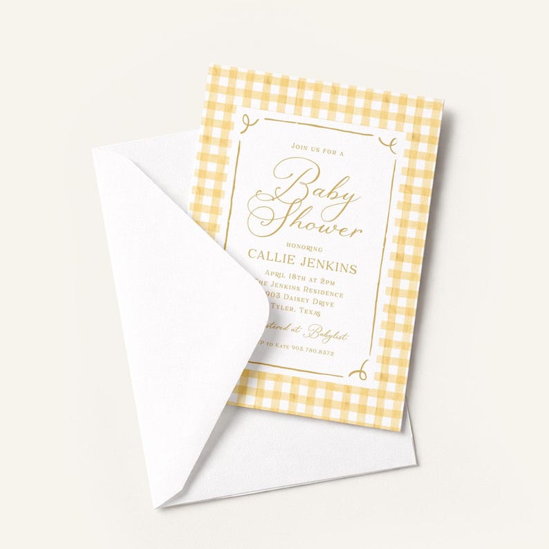 K&ouml;nnte beinhalten: Eine Babyparty-Einladung mit gelbem Vichy-Rand und eleganter goldener Schrift. Die Einladung befindet sich in einem wei&szlig;en Umschlag. Der Text lautet "Join us for a Baby Shower" und Details f&uuml;r Callies Party.