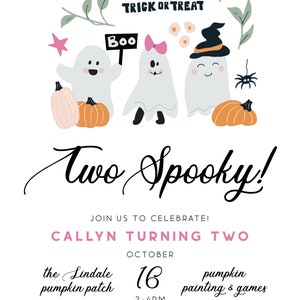 K&ouml;nnte beinhalten: Halloween-Einladung mit dem Text "Trick or Treat" und "Two Spooky!". Enth&auml;lt Illustrationen von Geistern, K&uuml;rbissen, einer Spinne und den Text "Callyn Turning Two". Enth&auml;lt Veranstaltungsdetails f&uuml;r den 16. Oktober.
