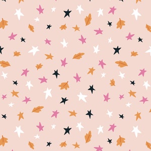 K&ouml;nnte beinhalten: Ein sich wiederholendes Muster aus Sternen und Bl&auml;ttern in verschiedenen Farben, darunter Wei&szlig;, Rosa, Schwarz und Orange, auf einem hellrosa Hintergrund. Das Design weist einen skurrilen, handgezeichneten Stil auf, der f&uuml;r Stoff oder Tapeten geeignet ist.