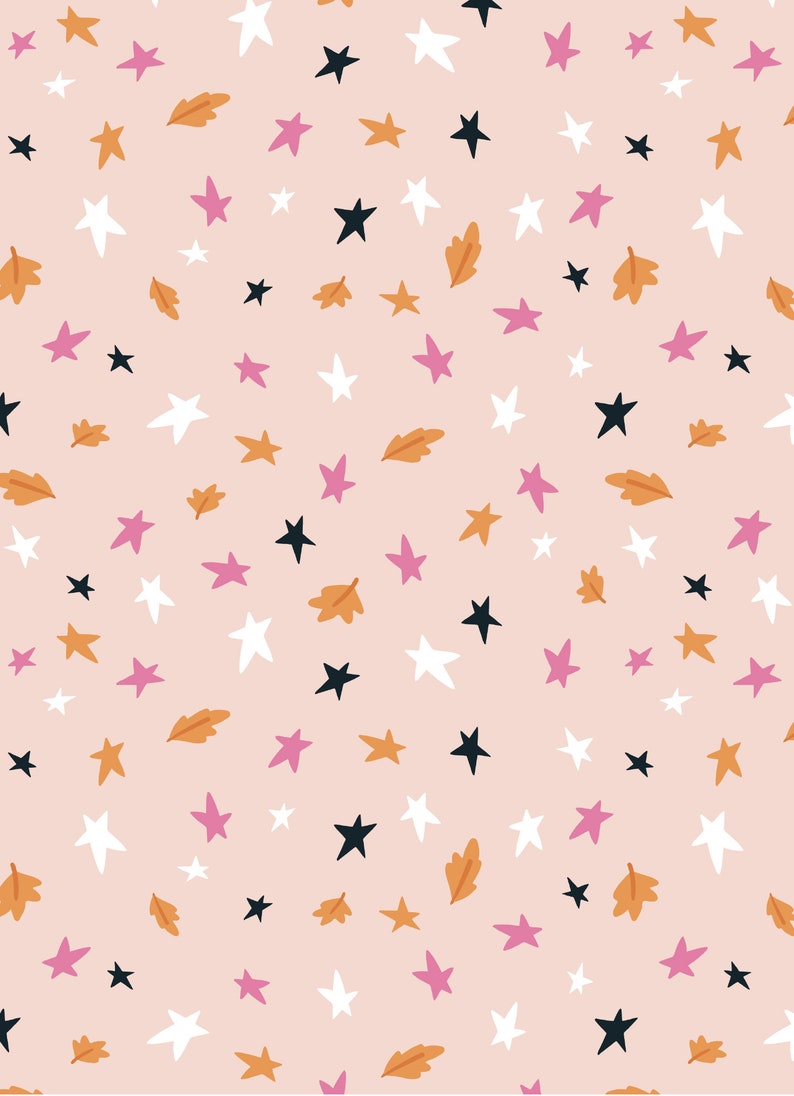 K&ouml;nnte beinhalten: Ein sich wiederholendes Muster aus Sternen und Bl&auml;ttern in verschiedenen Farben, darunter Wei&szlig;, Rosa, Schwarz und Orange, auf einem hellrosa Hintergrund. Das Design weist einen skurrilen, handgezeichneten Stil auf, der f&uuml;r Stoff oder Tapeten geeignet ist.