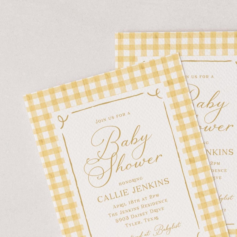 K&ouml;nnte beinhalten: Zwei Babyparty-Einladungen mit einem gelb-wei&szlig; karierten Rand. Die Einladungen zeigen eine elegante goldene Schrift, die "Baby Shower" lautet, und enthalten Details wie den Namen der Geehrten, Datum, Uhrzeit und Ort.