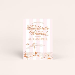 Może przedstawiać: R&oacute;żowo-biała karta zaproszenia w paski z tekstem "You're Invited to a Bachelorette Weekend Honoring Ali Campbell". Karta zawiera ilustrację sceny na plaży z parasolem, kołem ratunkowym i muszlami.