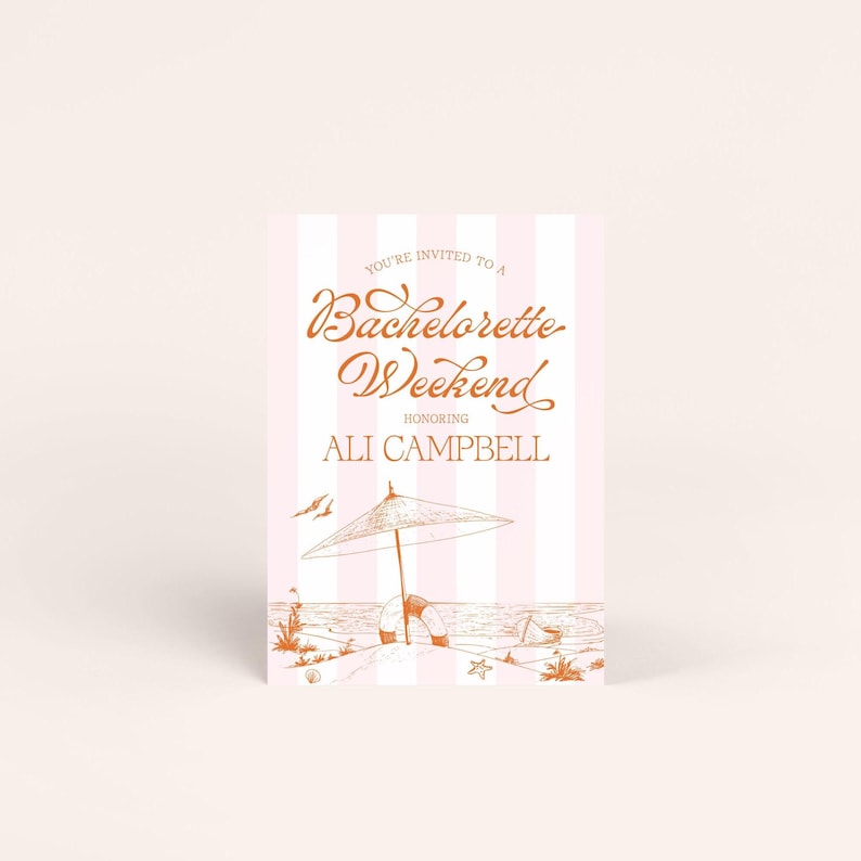 Może przedstawiać: R&oacute;żowo-biała karta zaproszenia w paski z tekstem "You're Invited to a Bachelorette Weekend Honoring Ali Campbell". Karta zawiera ilustrację sceny na plaży z parasolem, kołem ratunkowym i muszlami.