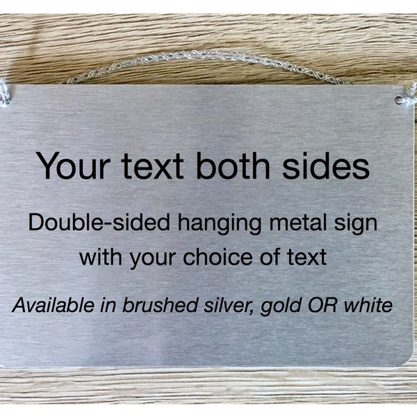 Plaques métalliques suspendues double face : ajoutez du texte à des plaques personnalisées réversibles en argent brossé, or ou blanc.