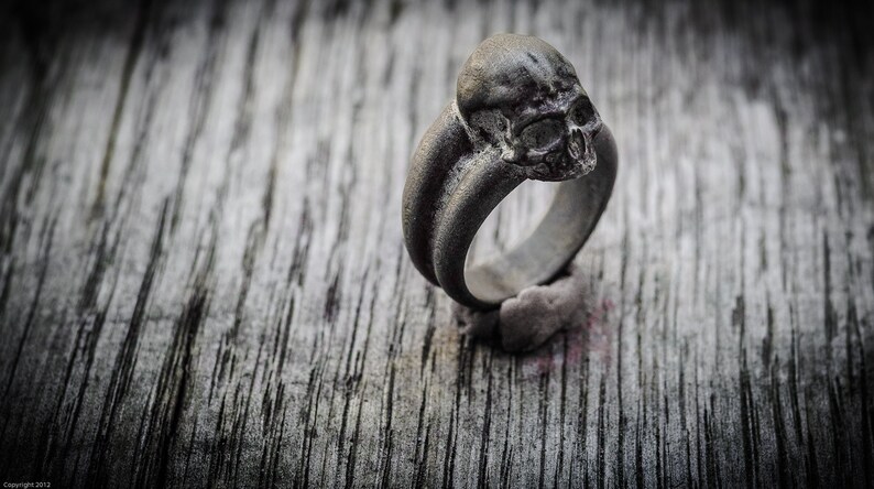 Anello teschio da uomo Memento Mori in argento, anello gotico unico nel suo genere per il migliore amico, gioielli gotici Memento Mori per uomo, anello da motociclista per il marito