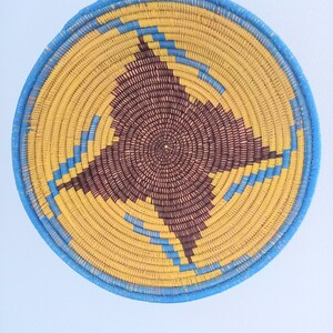 Prato azul e amarelo brilhante com tigela marrom chocolate