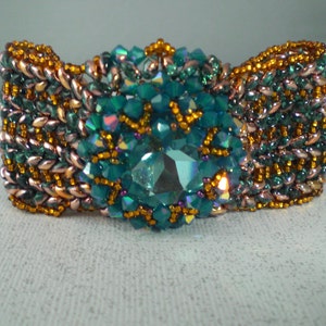 Bracelet de brassard perlé à la main; Bracelet Swarovski Crystal/SuperDuo ; Collection Couture; Tissage de perles
