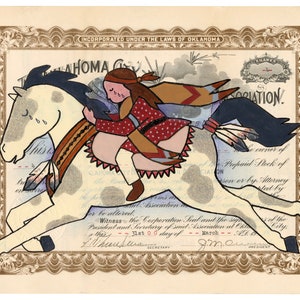 Pode incluir: Um certificado de ações antigo com uma ilustração desenhada à mão de uma mulher nativa americana montando um cavalo branco com manchas marrons. A mulher está vestindo um vestido vermelho e branco com um xale marrom e vermelho. O cavalo tem uma crina e uma cauda pretas e está correndo para a direita. O certificado é da Oklahoma City Association.