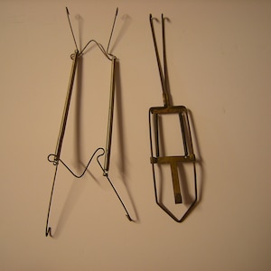 2 vtge plate hangers-wire hangers-brass-home and living-home decor-tools-hard ware-wall decor-