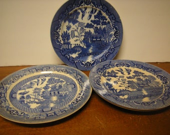 4 vtge mismatched dinner plates-blue willow pattern-home and living-kitchen and dining-serving pieces-wall decor-wall hanging-