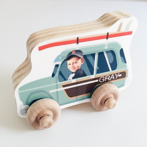 Photo personnalisé voiture en bois, le cadeau personnalisé anniversaire garçon fille, poussoir en bois jouet, enfant en bas âge préscolaire véhicule enfant, Noël, Surfer