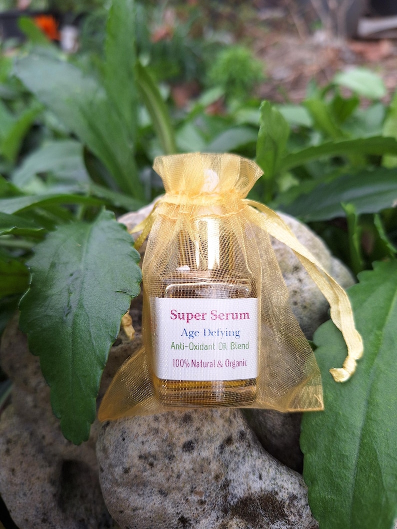 May include: A small bottle of Super Serum Age Defying Anti-Oxidant Oil Blend, 100% Natural & Organic, in a yellow organza bag.