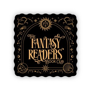 K&ouml;nnte beinhalten: Schwarzer und goldener Aufkleber mit einem fantasievollen Design mit Sonne, Mond und Sternen. Der Text lautet "The Fantasy Readers Book Club".