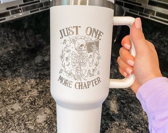 Vaso grabado "Just One More Chapter" de 40 oz con asa, vaso personalizado para amantes de los libros, regalo liberiano para ella, bonito vaso literario.
