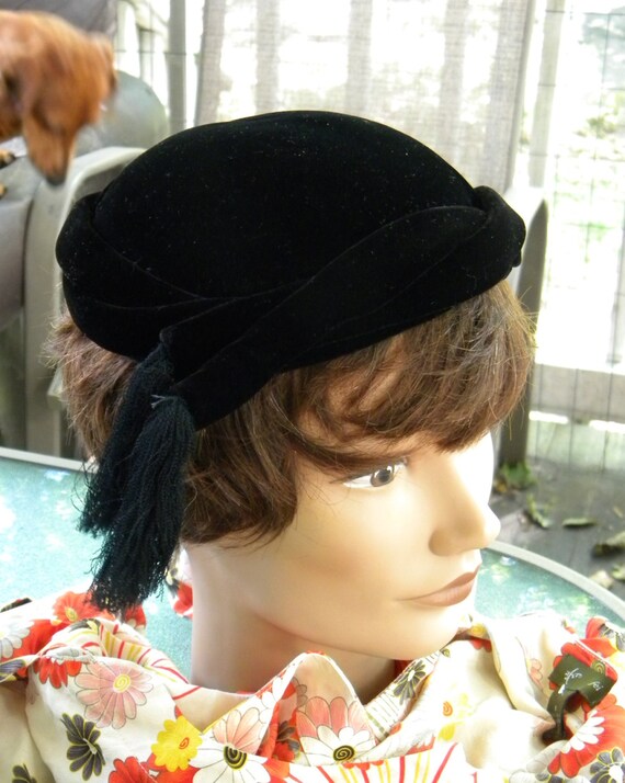 1930's Milgrim Velvet Hat Silk Tassels Immaculate… - image 5