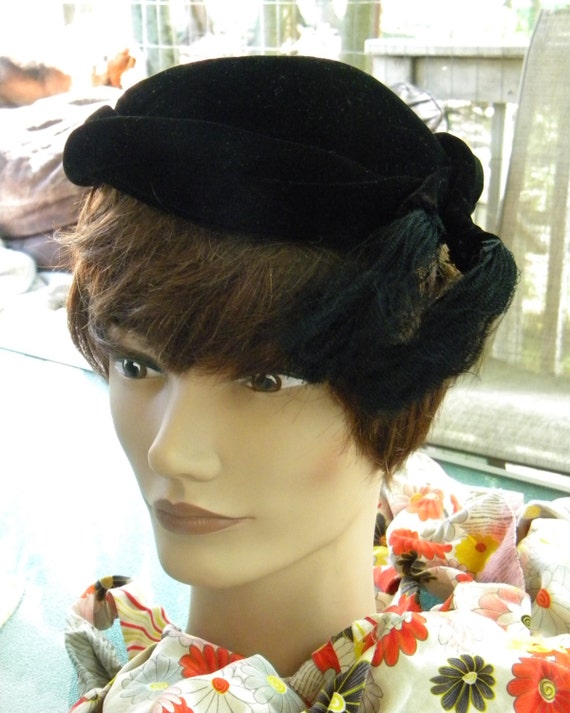 1930's Milgrim Velvet Hat Silk Tassels Immaculate… - image 3