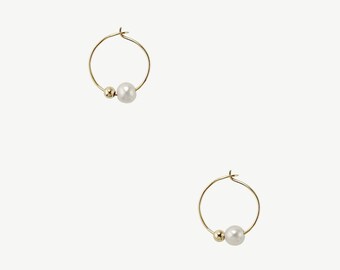 Maren Perlen Hoop Ohrringe, 14k Solid Gold dünne Draht Creolen mit Gold Perlen
