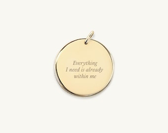 Personalisierter Nachrichtenanhänger, großer Anhänger mit Gravur, Zitate, Anhänger - Das Emblem Grande | 14k Gold gefüllt, Sterling Silber