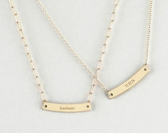 Personalisierte Goldbarren-Halskette, individuell gravierte Nachricht Anhänger - The Line Arc | 14k Gold gefüllt