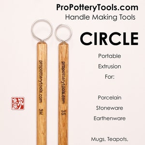 以下が含まれることがあります： ハンドルを作るための金属製のリングが付いた木製の陶芸用ツール2本。ツールには「ProPotteryTools.com 3M」と「ProPotteryTools.com 35」のラベルが付いています。ツールは、マグカップ、ティーポット、バスケット、足、ピッチャー、花瓶などのハンドルを作るために使用されます。