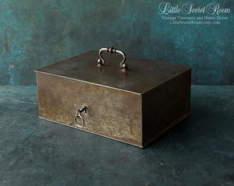 ヴィンテージの重厚な金属製キャッシュボックス（鍵付き）、工業用ロック付き金庫、アンティーク収納ボックス、素朴なデスクオーガナイザー、ロック可能な金属製チェスト