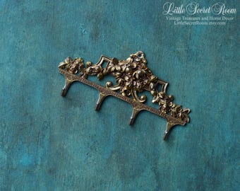 Vintage messing muurhaakrek, sierlijke bloemen sleutelhouder, muurhanger met 4 haken, klein botanisch metalen sieradenrek, Frans huisjedecor
