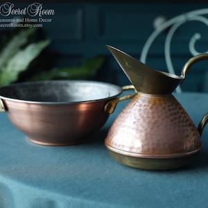 Vintage kopparkanna och blandningsskålset: Rustik lantlig inredning