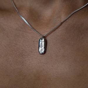 Colgante Ogham Love lingote tallado con la palabra gaélica para amor 'grá'' Ogham Treasure