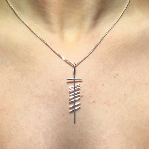 Colgante de plata con la palabra "amor" esculpida en gaélico "grá", que en gaélico significa amor.
