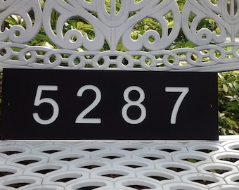 Placa con número de casa, placa con número, placa de dirección, número de casa vertical, letrero de dirección, número de casa con dirección, número de casa horizontal.