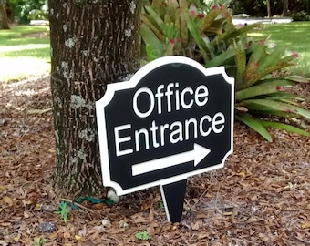 Könnte beinhalten: Ein schwarz-weißes Schild mit abgerundeten Ecken und einem weißen Pfeil, der nach rechts zeigt. Das Schild lautet "Office Entrance".