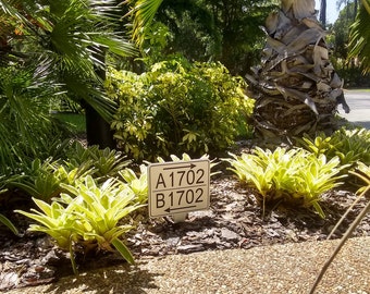 Letrero de dirección múltiple personalizado para entrada compartida, números de casa modernos con flechas direccionales.