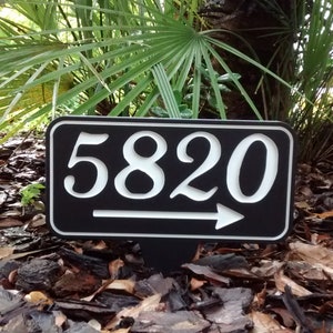 Números de casa, números de dirección, flecha de signo de dirección, signo de número de casa, signo de dirección para la casa, signo grabado, signo personalizado, placa de la casa